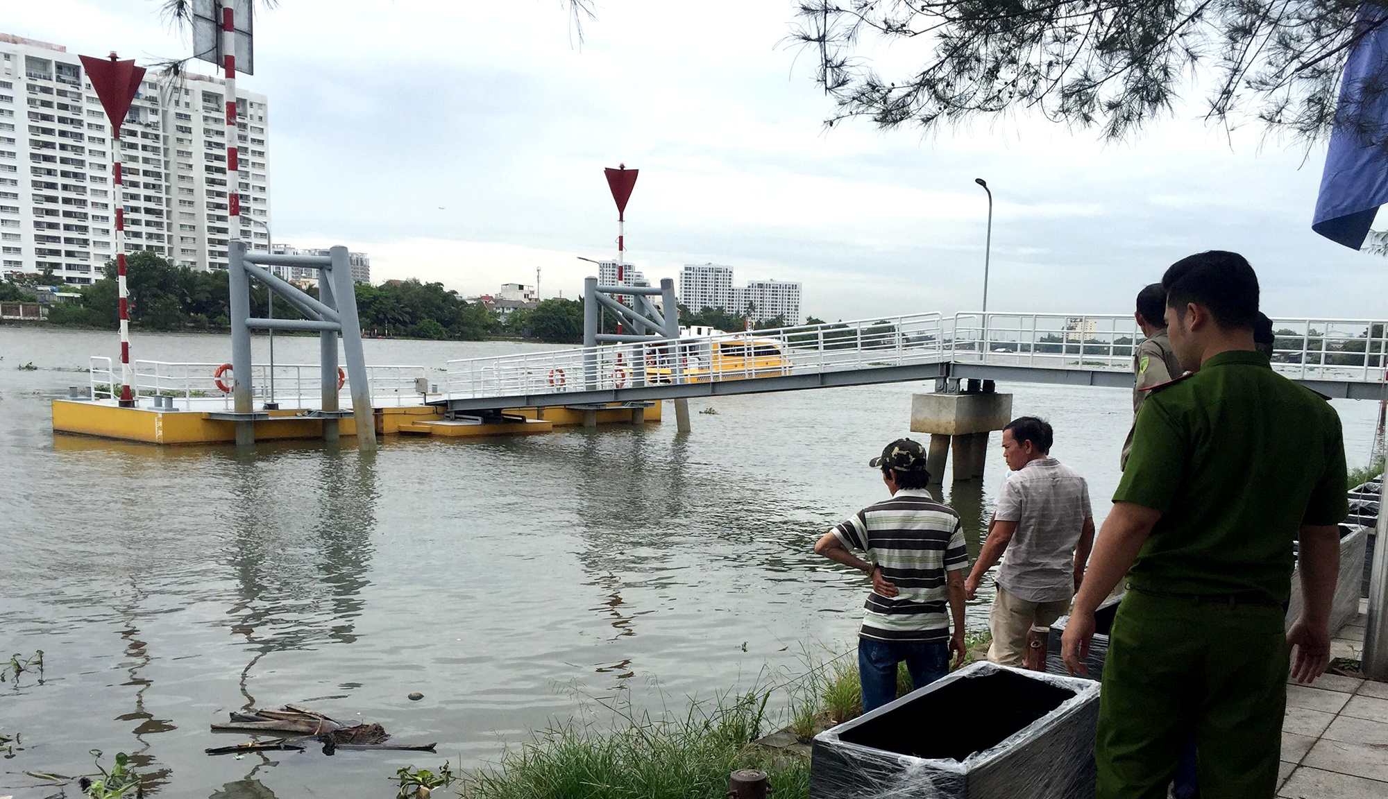 chet tren song sai gon anh 1