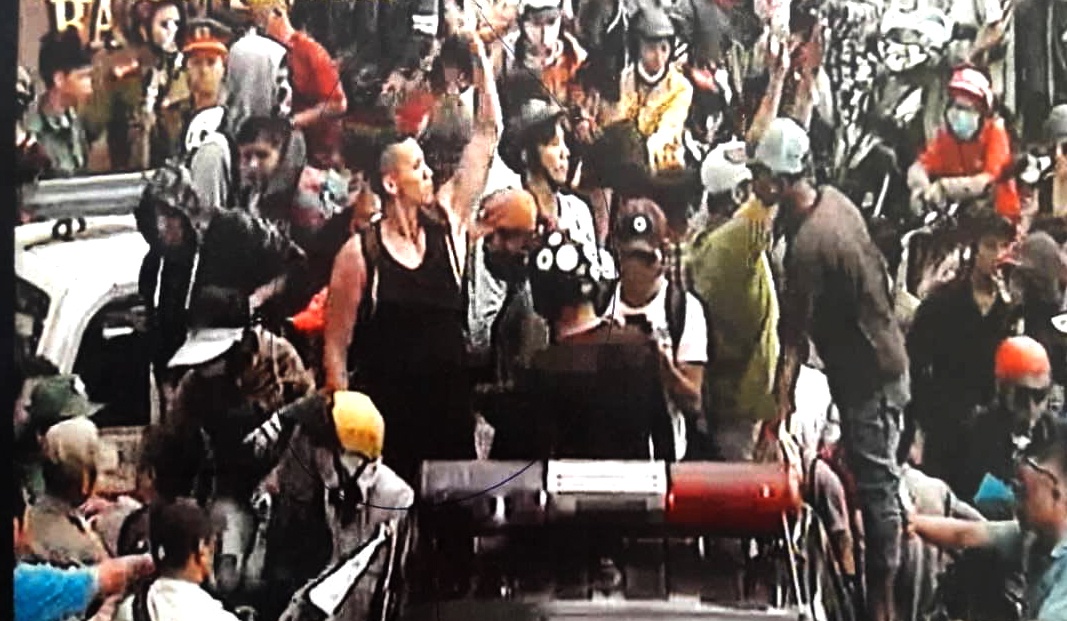 khoi to nam du khach bieu tinh anh 1