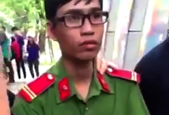 Tam giu nguoi gia canh sat gay roi o Sai Gon hinh anh