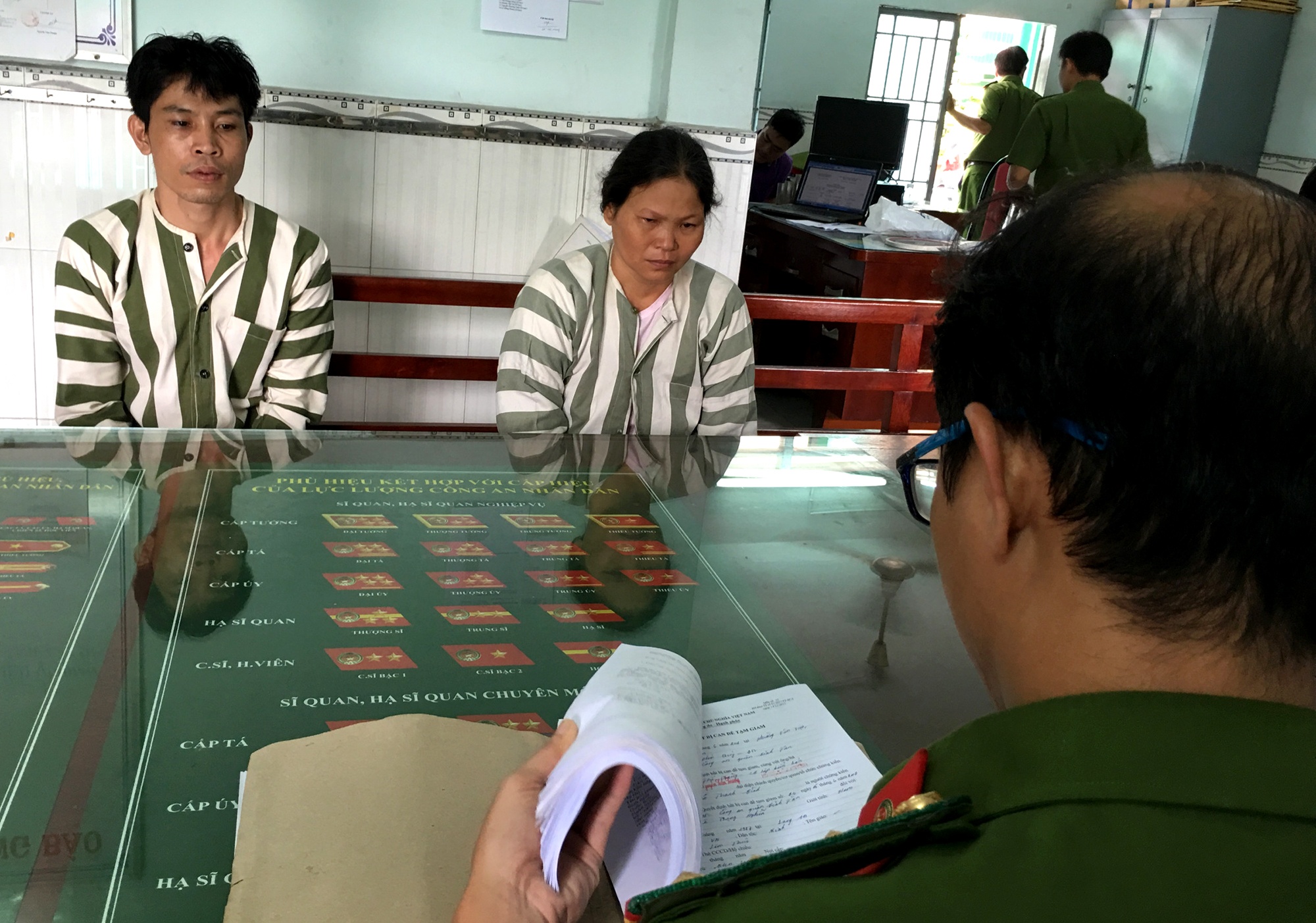 khoi to 2 nguoi nem da canh sat anh 1