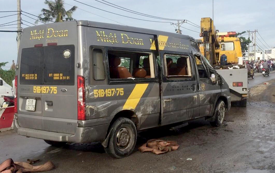 Gan chuc nguoi keu cuu trong oto khach bi lat o Sai Gon hinh anh