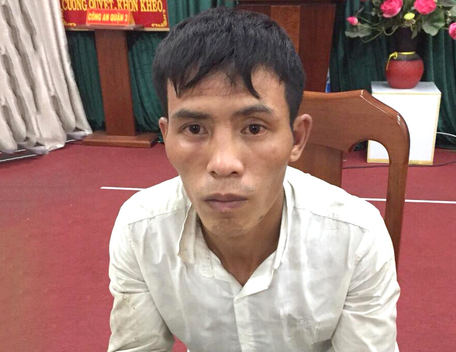 Khoi to 4 thanh nien dap xe canh sat, oto buyt o Sai Gon hinh anh