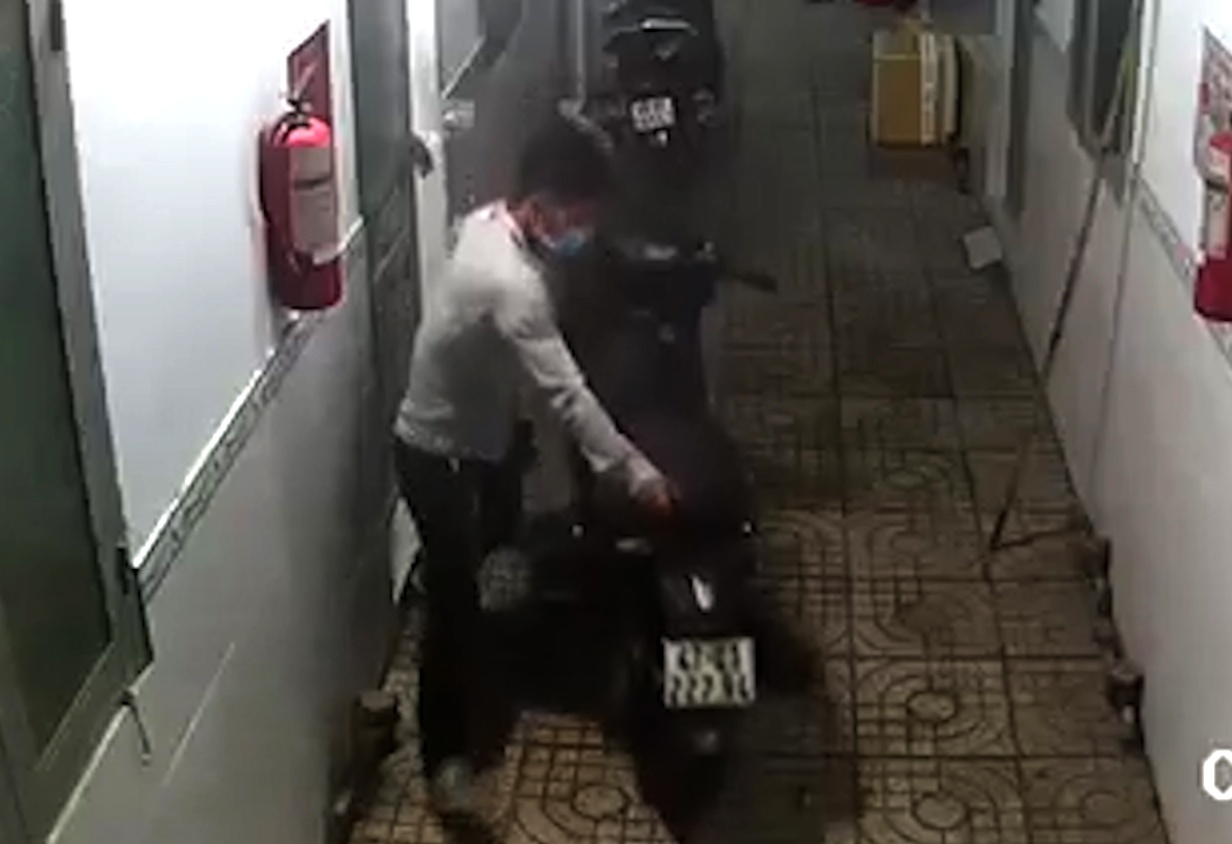 Thanh nien pha khoa, trom xe Exciter o Sai Gon hinh anh