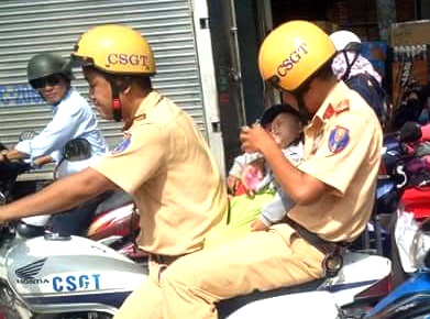 csgt chở cháu bé đi cấp cứu ảnh 1 csgt cho chau be di cap cuu anh 1