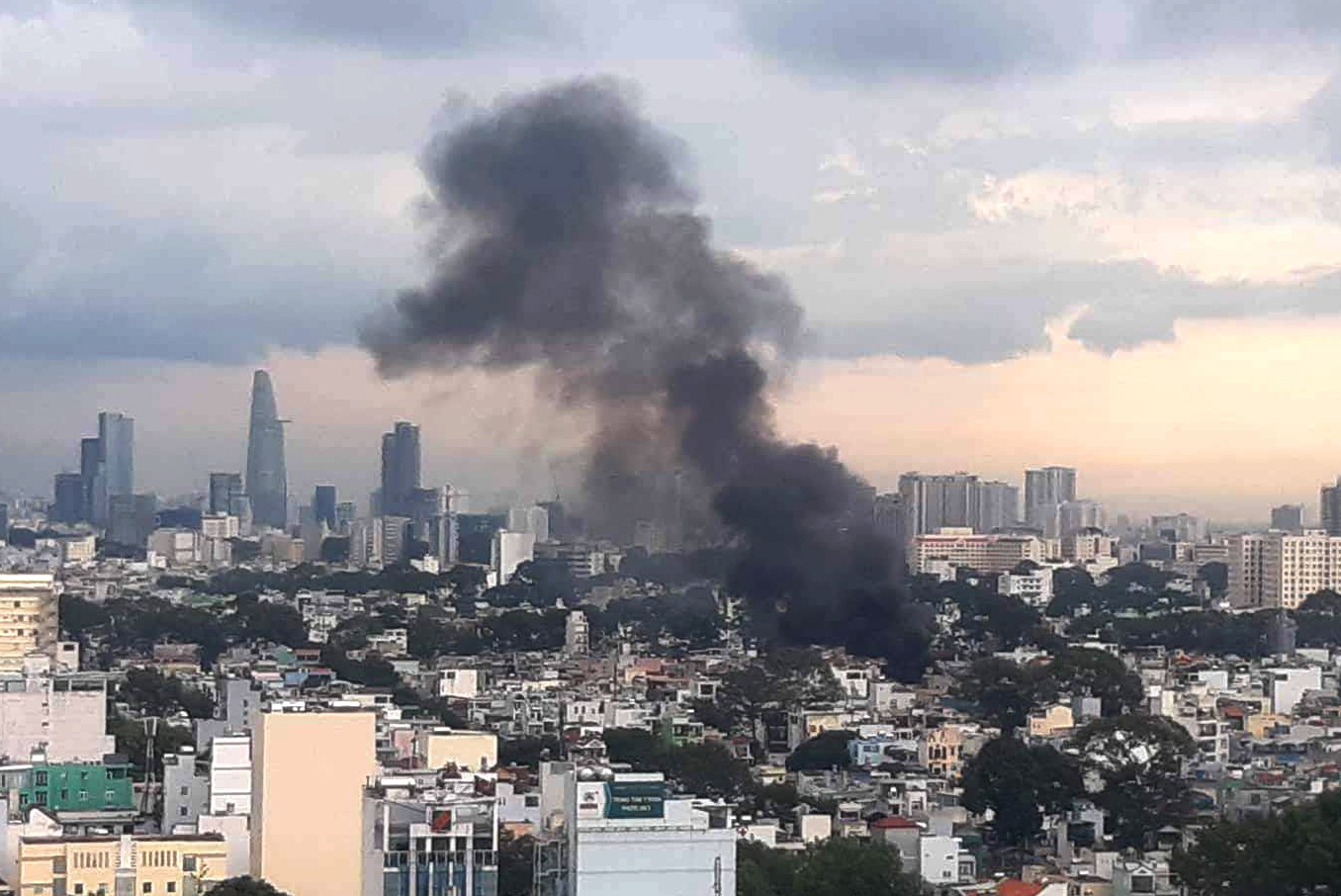Khoi lua boc len tu noc cua hang kho bo o Sai Gon hinh anh