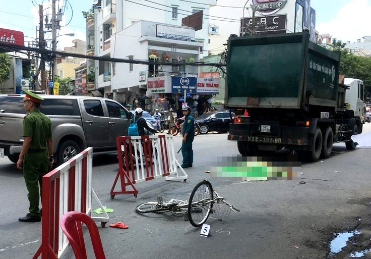 Nguoi phu nu tu vong sau va cham voi xe rac hinh anh