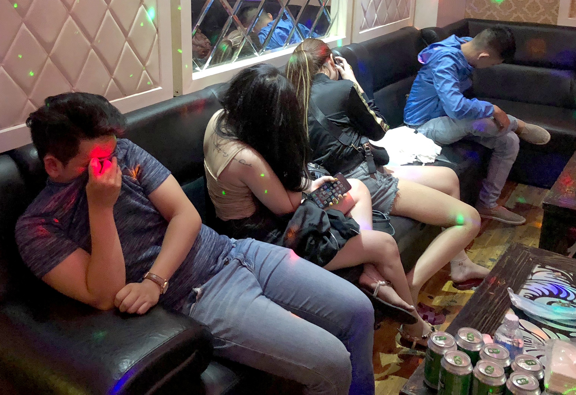 16 nam nu phe ma tuy tap the trong quan karaoke o Sai Gon hinh anh