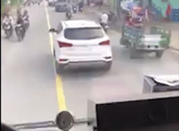 Oto can duong xe cuu hoa suot 4 km hinh anh