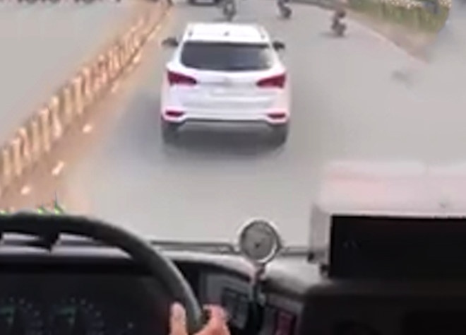 ôtô cản trở xe cứu hỏa ảnh 1 oto can tro xe cuu hoa anh 1