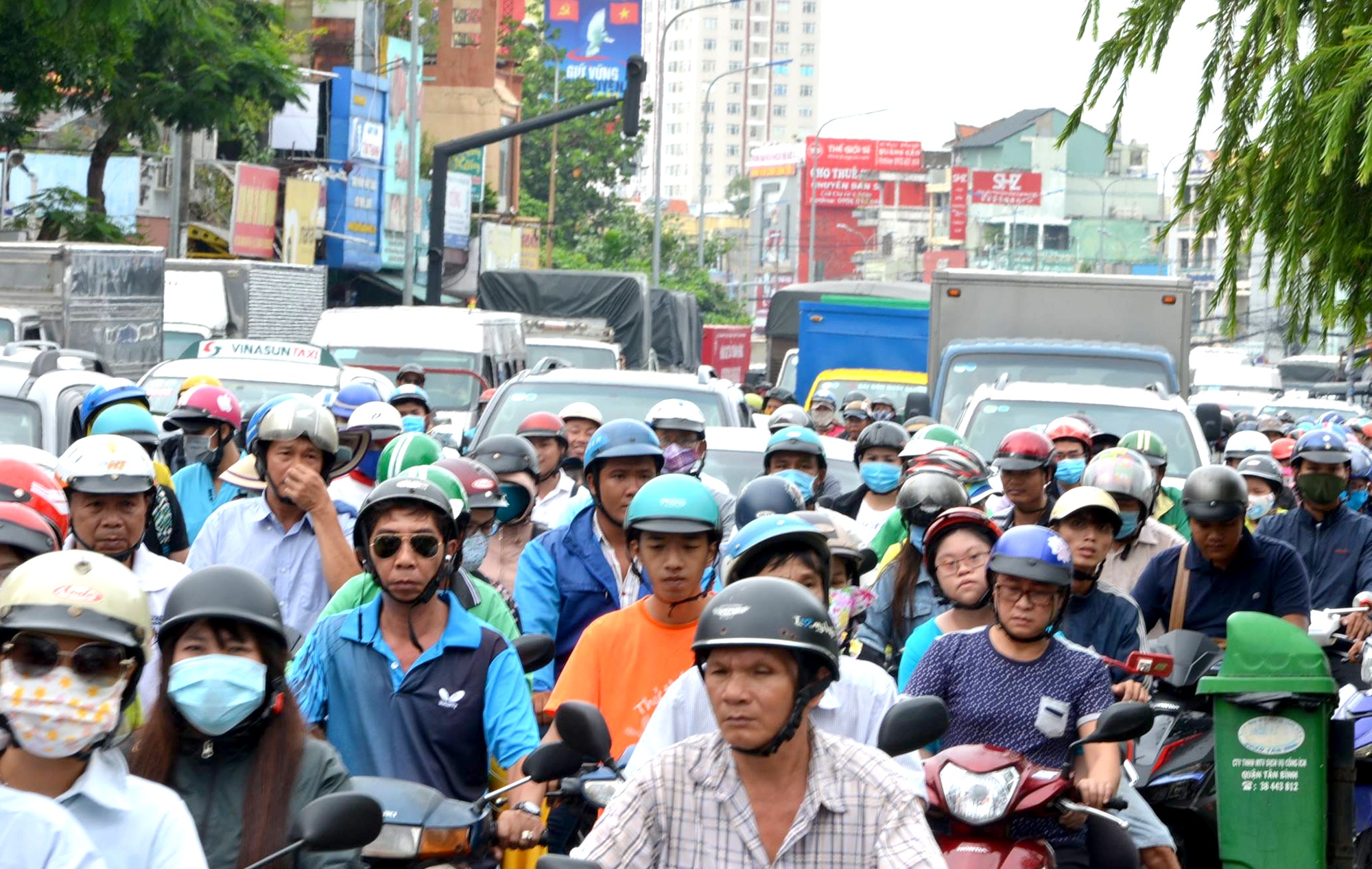 Cua ngo san bay Tan Son Nhat hon loan vi lat xe hinh anh