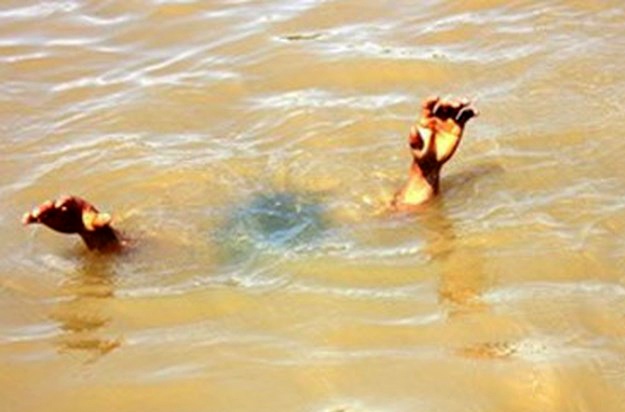 Ten cuop dap 2 me con rot xuong kenh o Sai Gon hinh anh