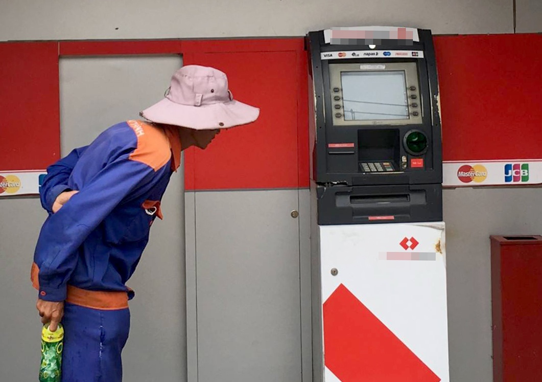 Tru ATM o Sai Gon nghi bi ke trom cay pha hinh anh