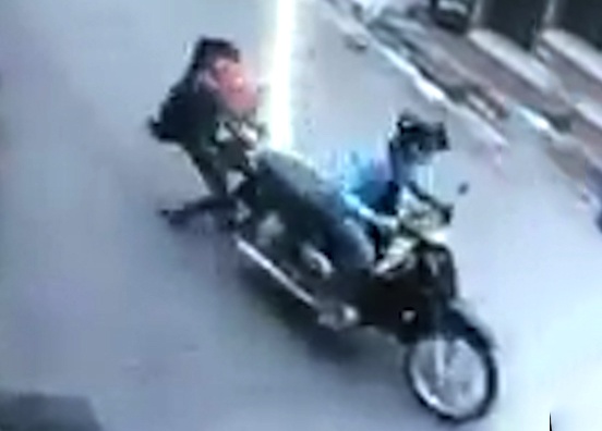 Cuop keo le 2 me con giua pho hinh anh