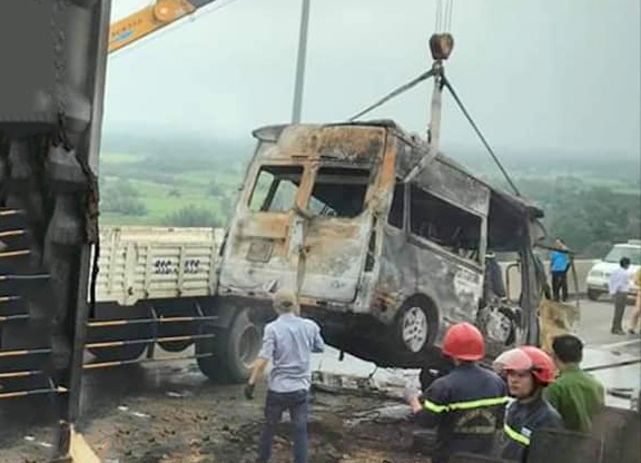 Xe dau keo chet may tren cao toc truoc khi xay ra tai nan 2 nguoi chet hinh anh