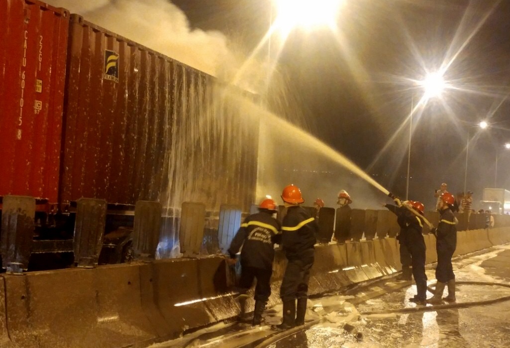 hiện trường vụ tai nạn trên cao tốc ảnh 2 hien truong vu tai nan tren cao toc anh 2