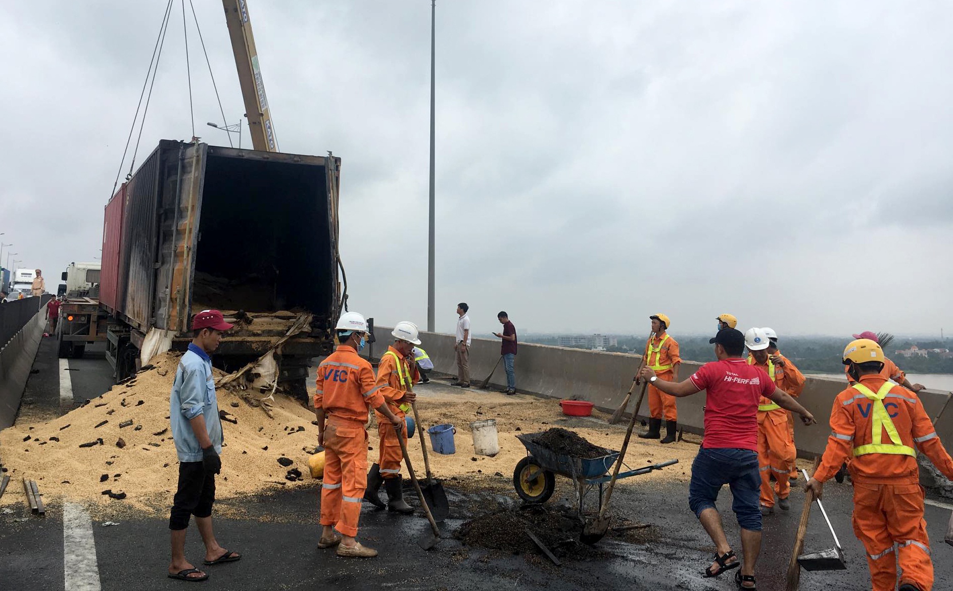 hiện trường vụ tai nạn trên cao tốc ảnh 7 hien truong vu tai nan tren cao toc anh 7