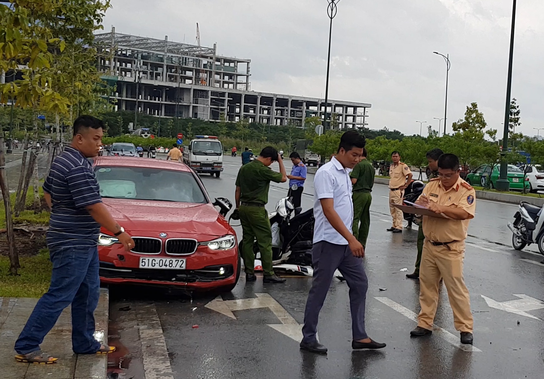 Canh sat kham nghiem hien truong vu oto BMW tong chet co gai hinh anh