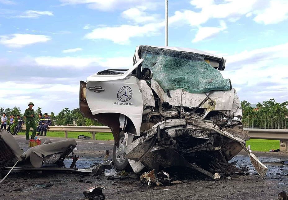 Nhan chung ke phut 2 oto tong nhau lam 13 nguoi chet o Quang Nam hinh anh