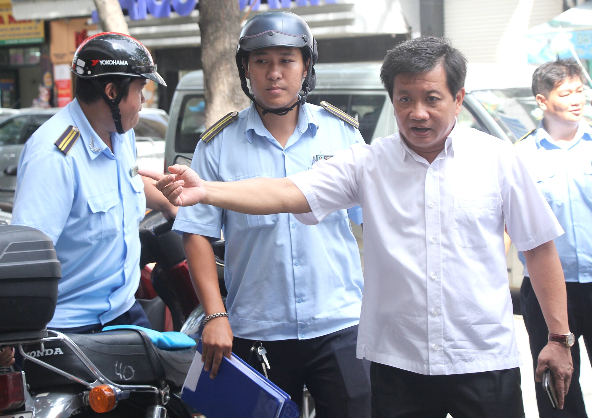 ông đoàn ngọc hải dẹp vỉa hè ảnh 3 ong doan ngoc hai dep via he anh 3