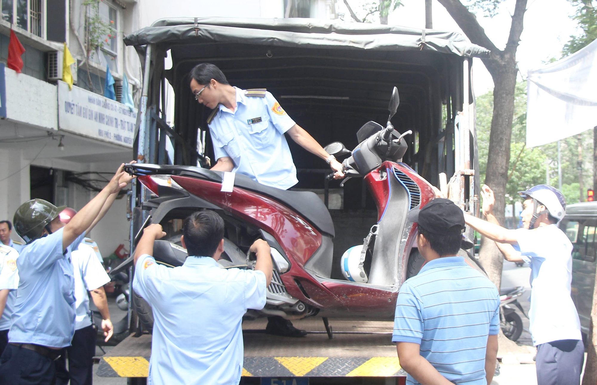 ông đoàn ngọc hải dẹp vỉa hè ảnh 1 ong doan ngoc hai dep via he anh 1