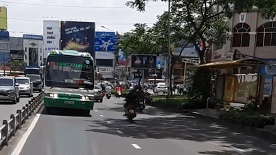 Xe buyt chay nguoc chieu o Sai Gon hinh anh