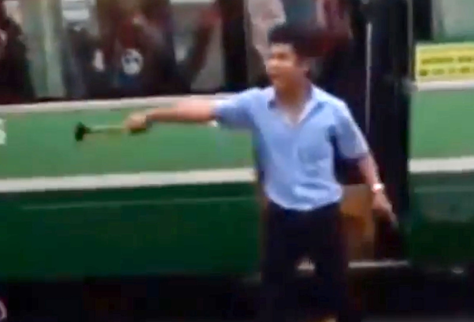 Tai xe xe buyt cam bua doa xu dong nghiep o Sai Gon hinh anh