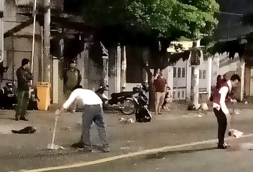 Hon chien truoc quan bar o Sai Gon, ca khu pho nao loan hinh anh