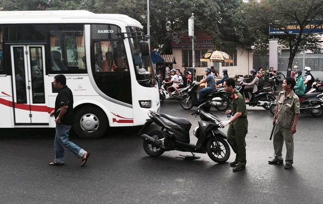 Mot phu nu trinh bao bi cuop 200 trieu khi vua xuong oto o Sai Gon hinh anh