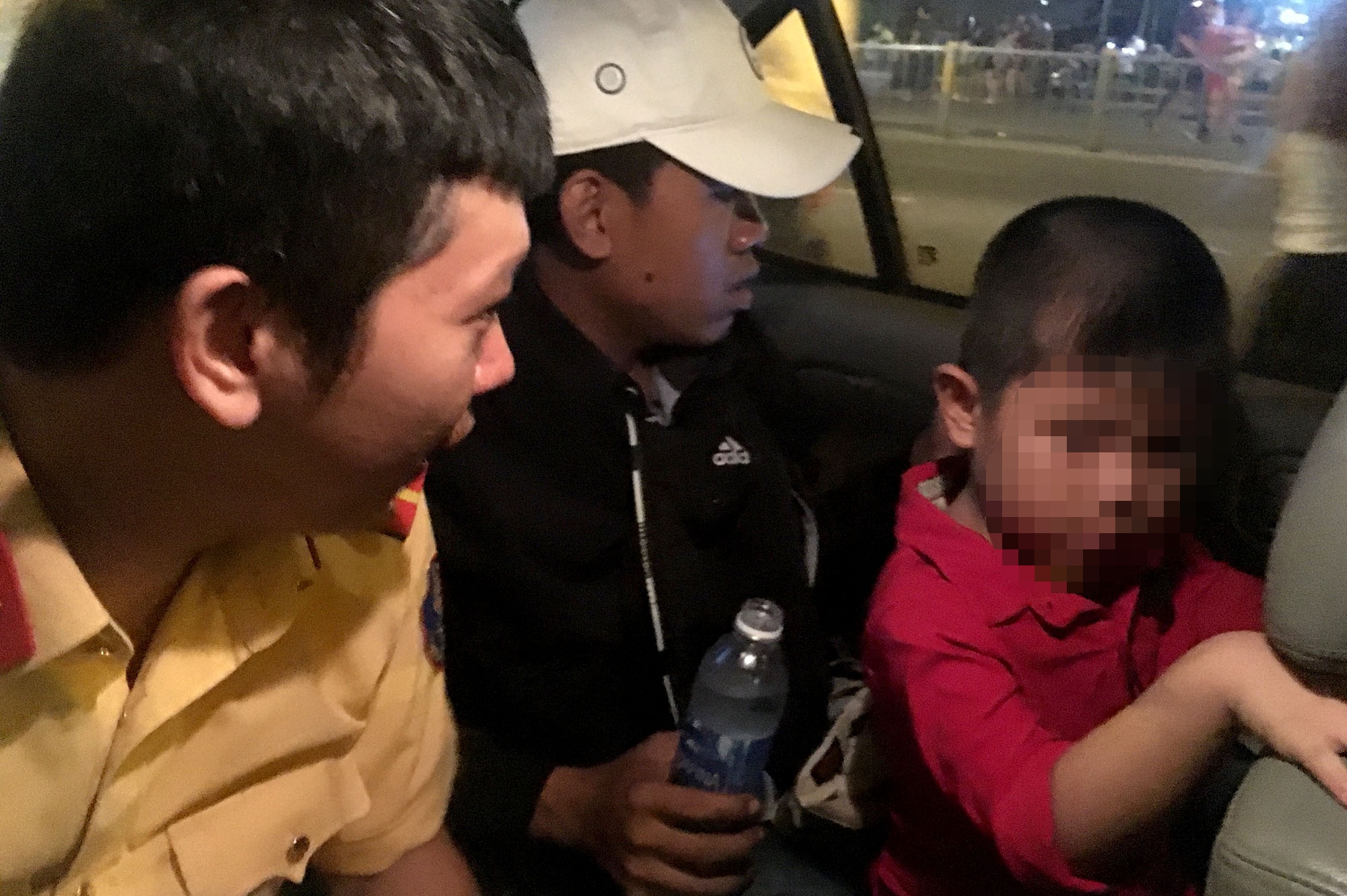 Cảnh sát giao thông chở bé trai đi tìm mẹ ảnh 1 Canh sat giao thong cho be trai di tim me anh 1