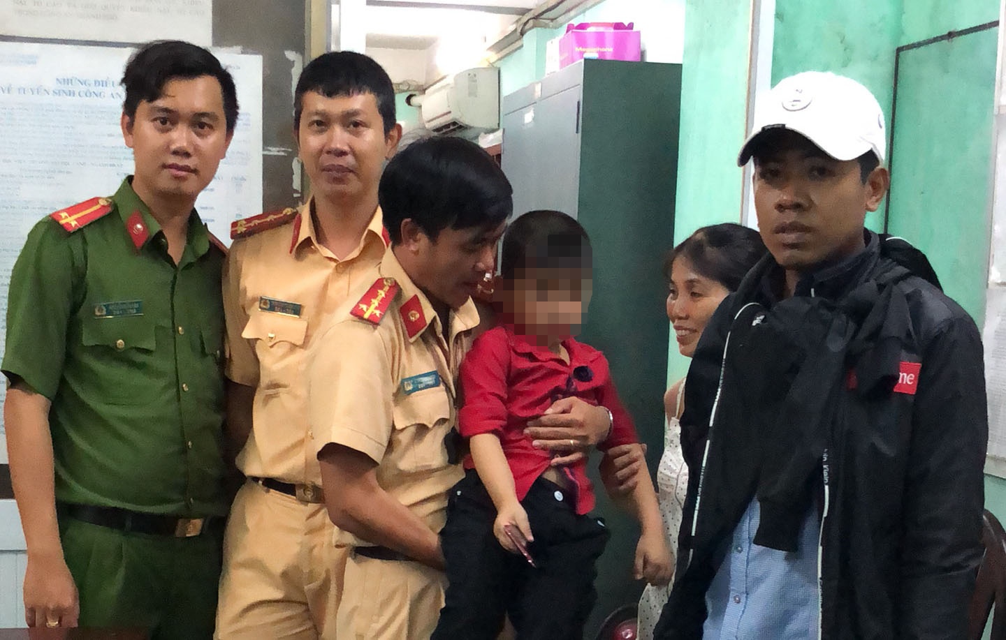 Canh sat cho be trai di tim me trong dem hinh anh