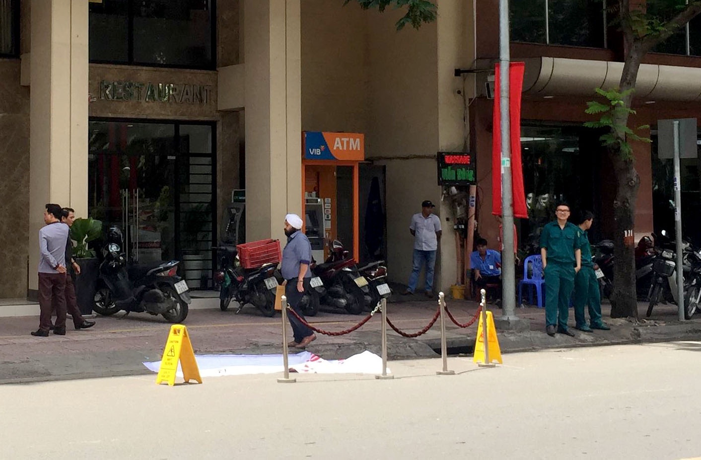 Nguoi dan ong ngoai quoc chet truoc khach san o trung tam Sai Gon hinh anh