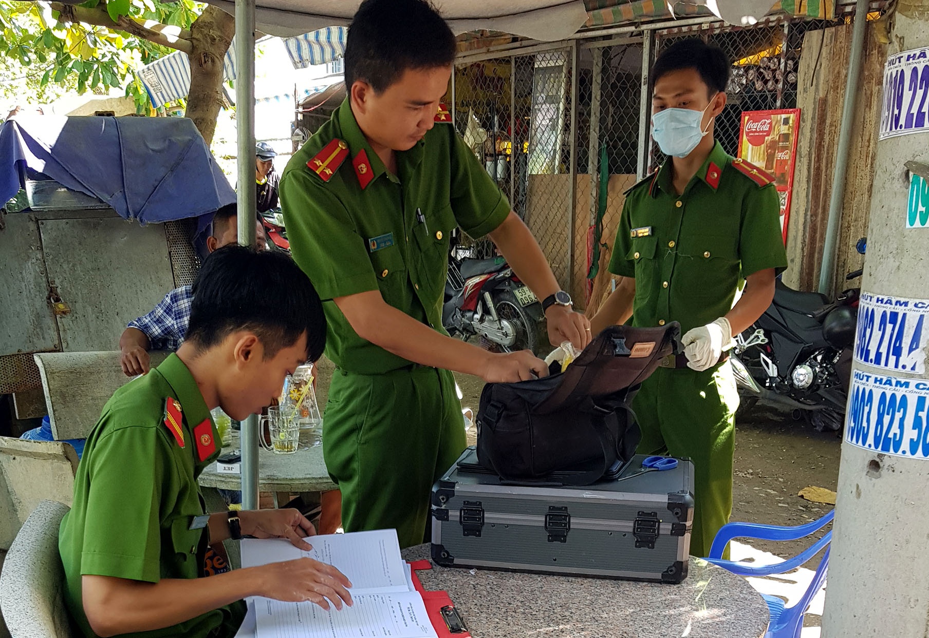 Ben ngoai ngoi nha vu chong giet vo o Sai Gon hinh anh
