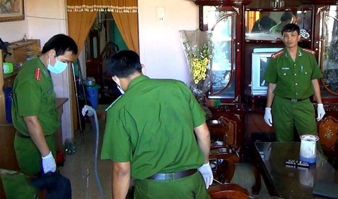 Mot nguoi dan ong bi ban khi dang nhau o nha hinh anh