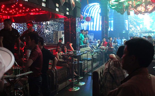 Hon tram nguoi nhun nhay trong tieng nhac thao chay khi thay canh sat hinh anh