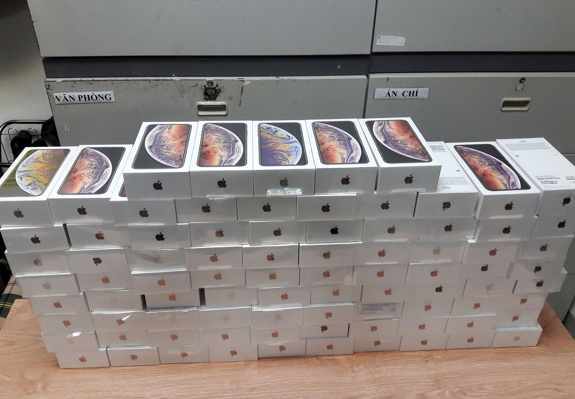 Tam giu lo hang iPhone XS tri gia 6,5 ty van chuyen trai phep hinh anh