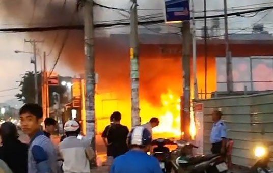 Chay cay xang o Sai Gon, nhieu nguoi thao chay hinh anh