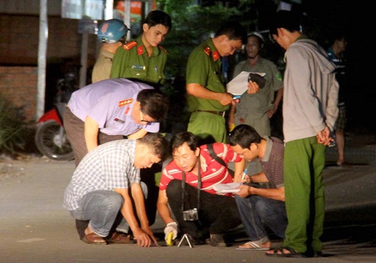 Cuop xong vao cua hang tien loi dam 3 nguoi hinh anh