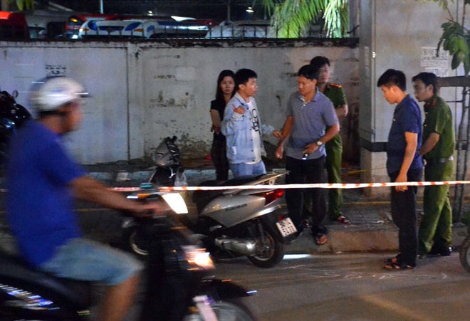 Nam thanh nien bi dam guc trong dem o Sai Gon hinh anh