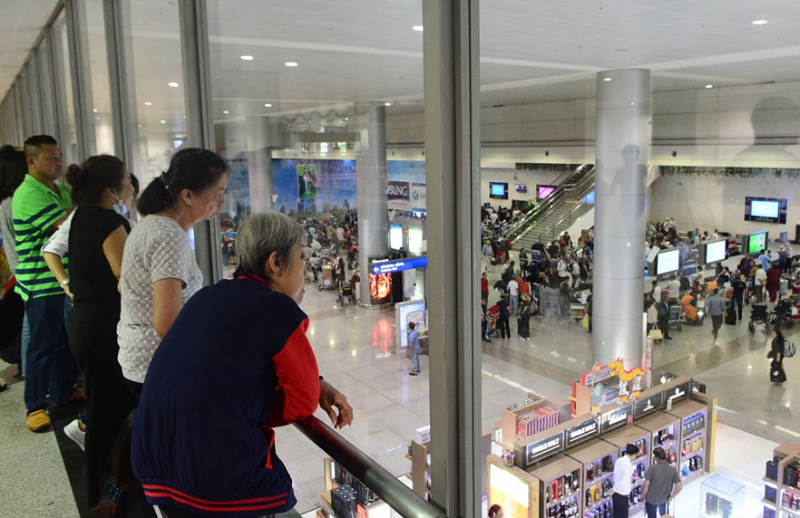 Du khach Trung Quoc chet sau khi roi tu tang 2 o san bay Tan Son Nhat hinh anh