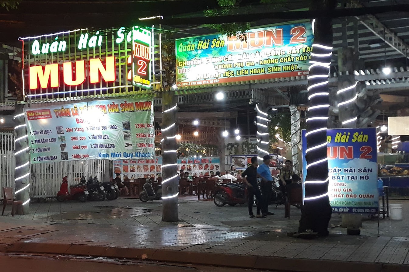 Bao ve quan an o Sai Gon dam khach nguy kich hinh anh