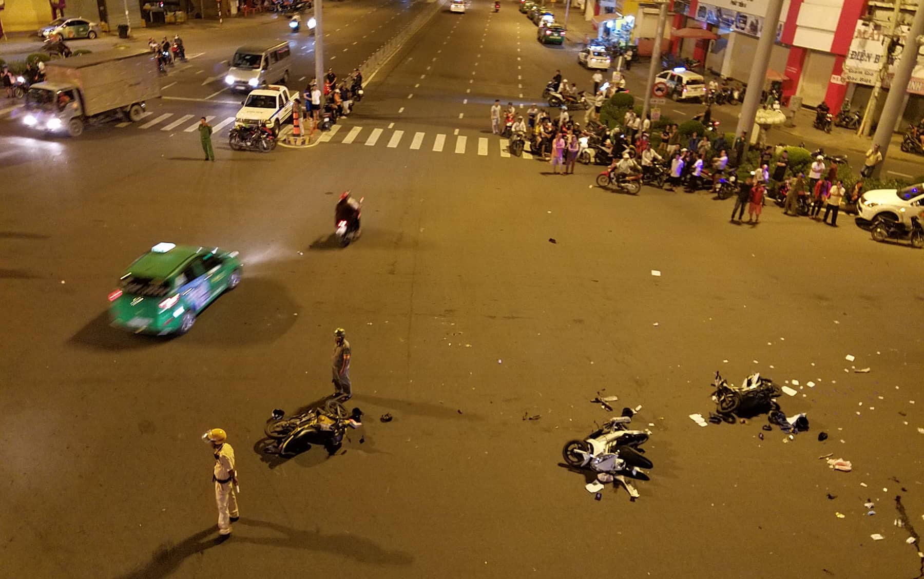 Nu tai xe lai BMW gay tai nan khai do vuong quai giay cao got hinh anh