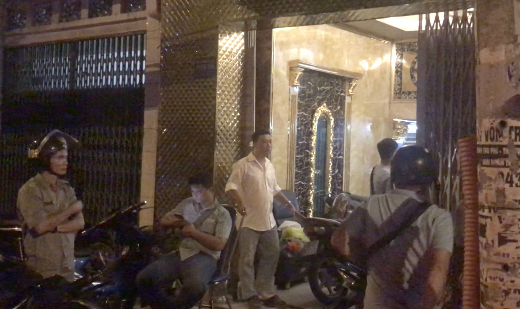 Tiếp viên bán dâm  ảnh 1 Tiep vien ban dam anh 1