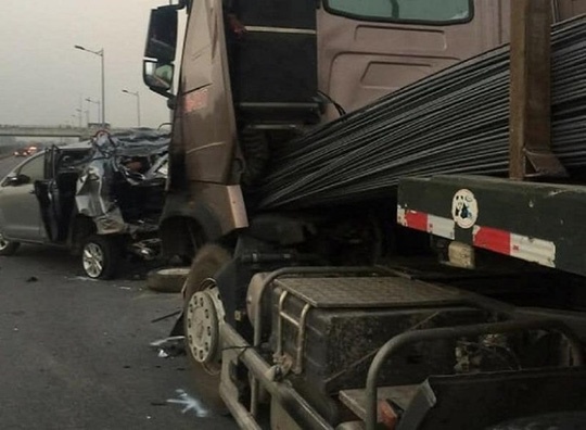 container tong oto lui tren cao toc anh 2