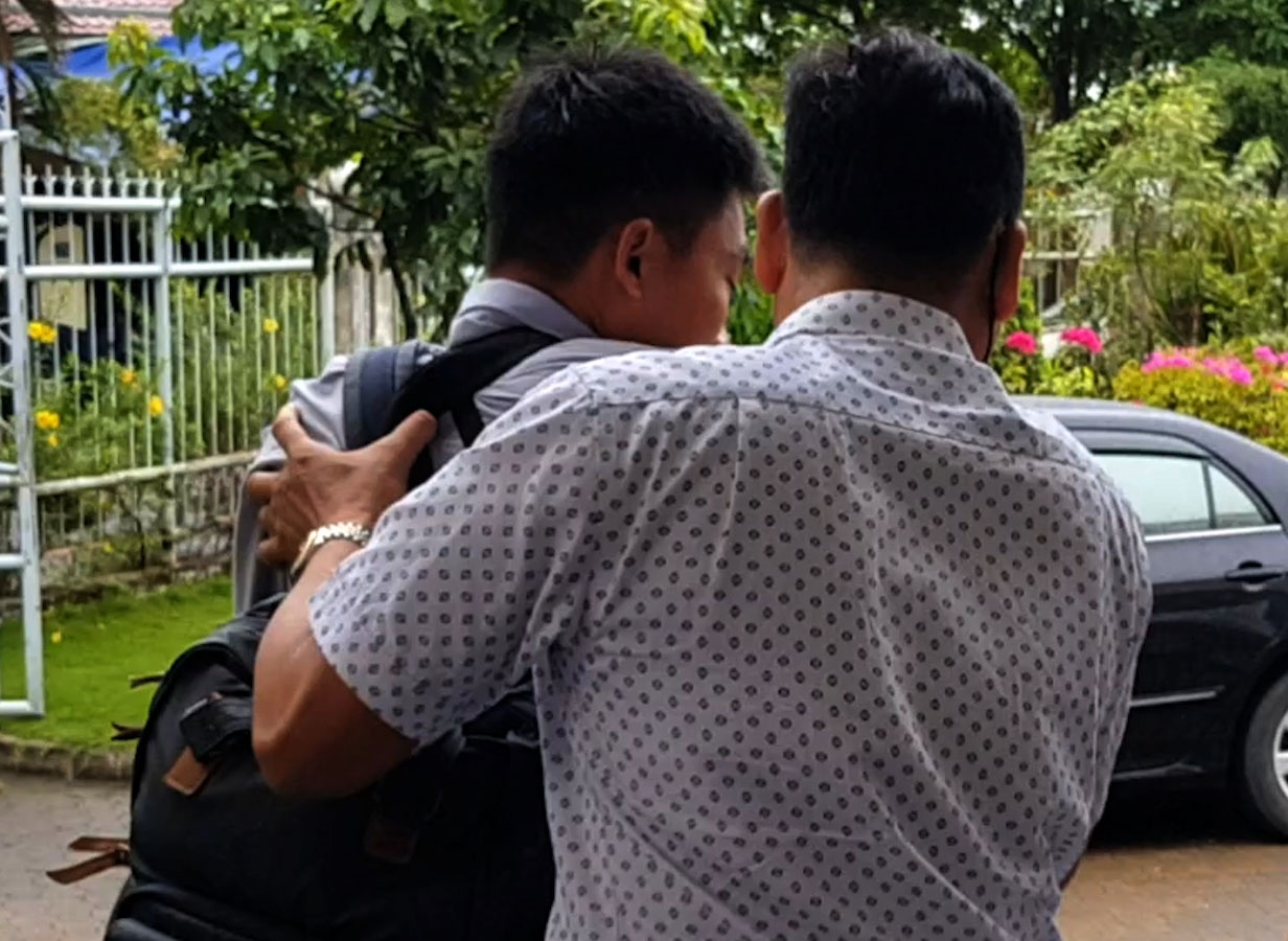 Phong vien bi day khi tac nghiep o Thu Thiem hinh anh