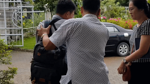 Phong vien bi xo day tai noi Chu tich TP.HCM tiep xuc dan hinh anh