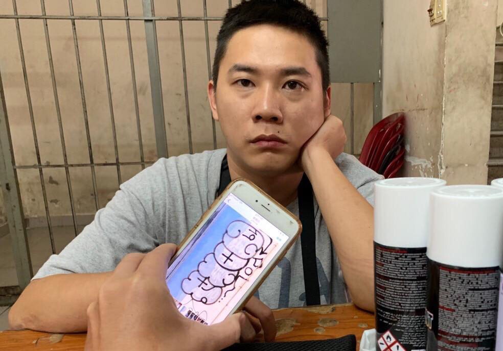 Phat du khach nuoc ngoai ve bay tren pho Bui Vien hinh anh