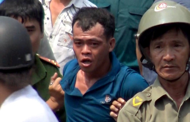 Bat 2 cong an lien quan vu nghi can cuop giat tu vong khi bi tam giu hinh anh