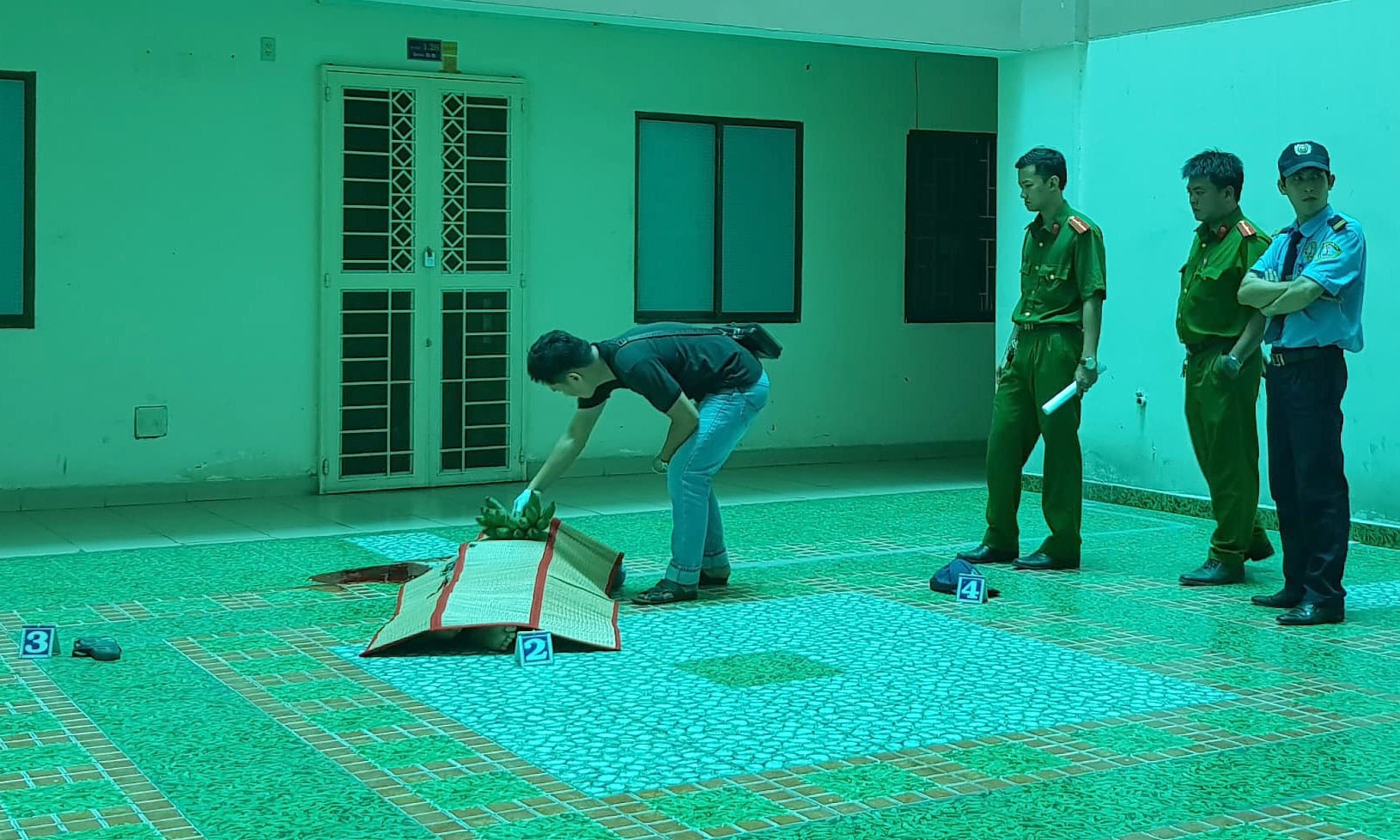 người đàn ông rơi lầu chung cư ảnh 1 nguoi dan ong roi lau chung cu anh 1