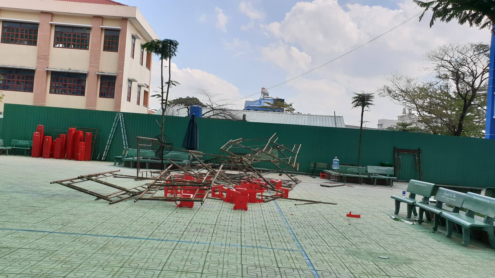 sập giàn giáo ở trường học ảnh 2 sap gian giao o truong hoc anh 2