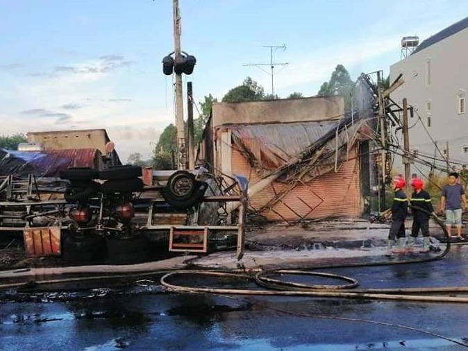 Tai xe ba gac ke phut bi xe bon hat vang vao le duong hinh anh